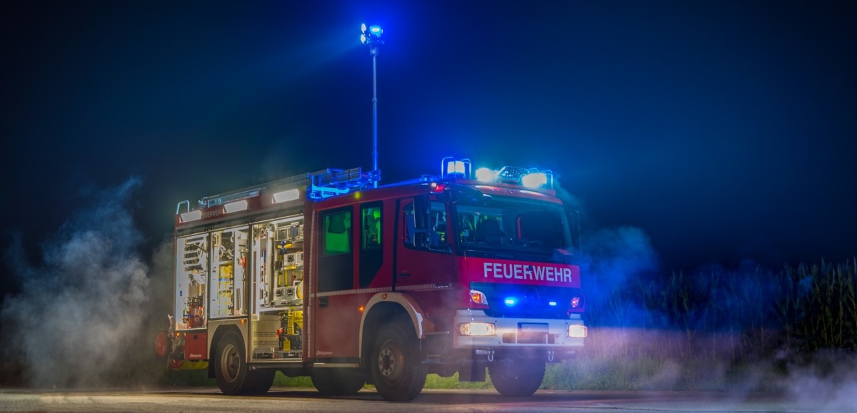 E-Auto brennt - Wie löscht die Feuerwehr eigentlich? – Magazin für  Elektromobilität